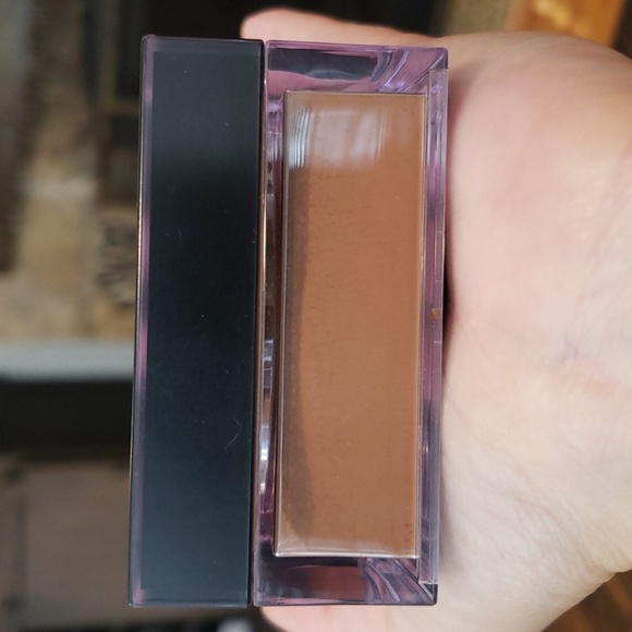 Huda beauty easy bake setting powder - Picture 4 of 6